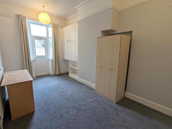 2 bed Apartment to rent Image 4