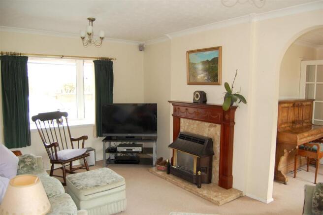 L-SHAPED LIVING ROOM
