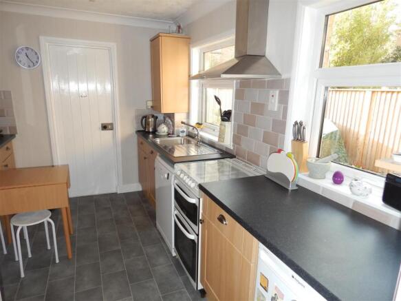 KITCHEN / BREAKFAST 