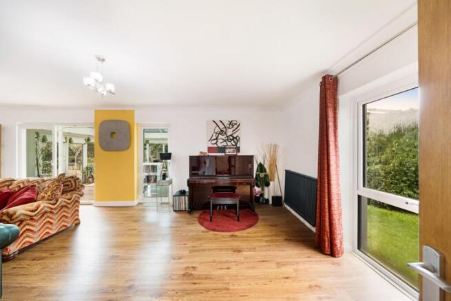 10 Manor Way 7
