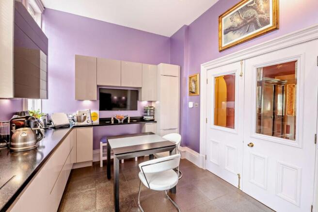 2 bed Flat for sale Image 6