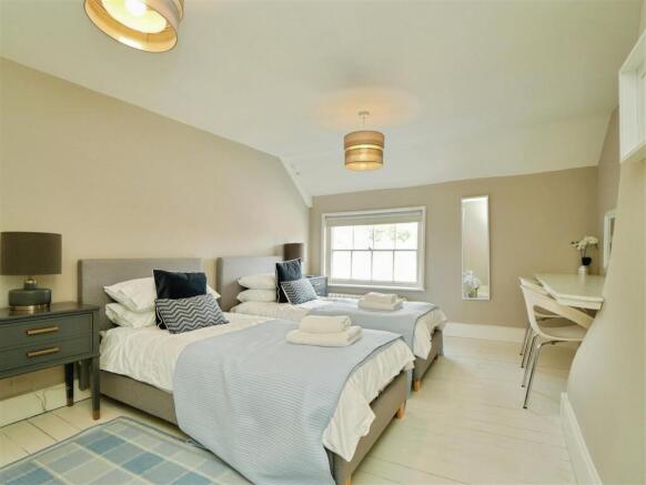6 bed Semi-Detached for sale Image 12