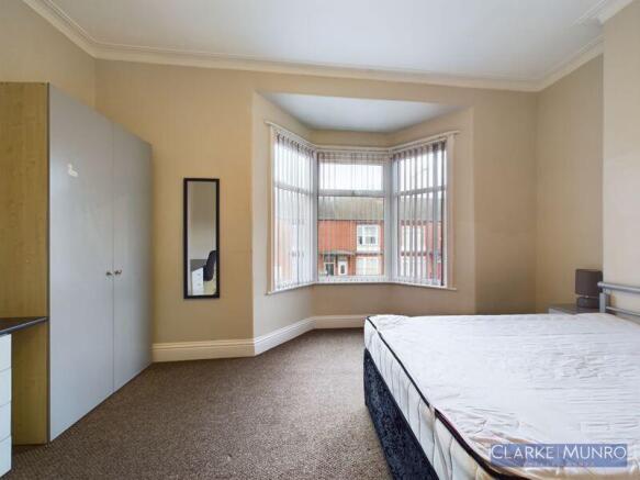 4 bed Town House to rent Image 5