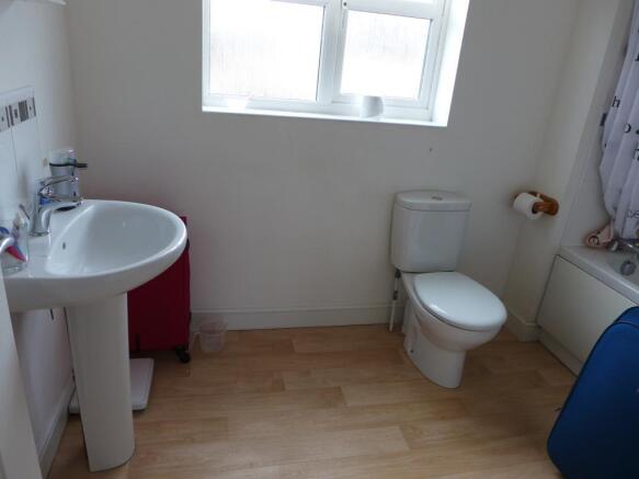 4 bed House to rent Image 10