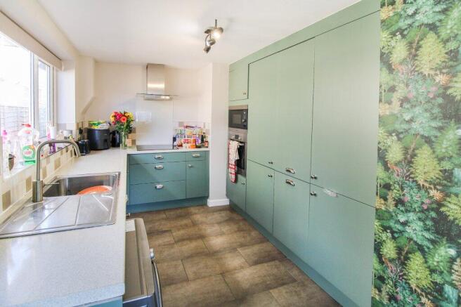 4 bed Bungalow for sale Image 5