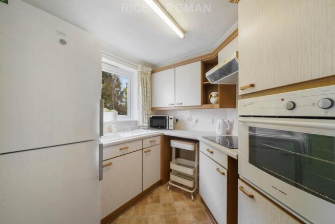 Royston Court, Hinchley Wood photo 4