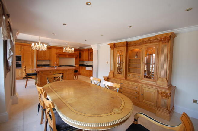 KITCHEN/BREAKFAST