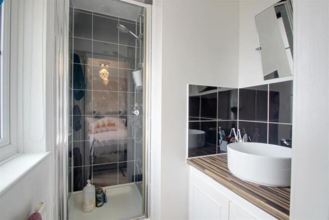ensuite.jpg