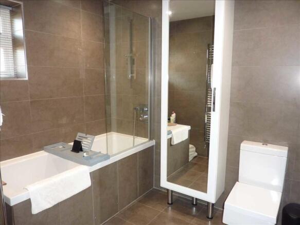EN-SUITE BATHROOM