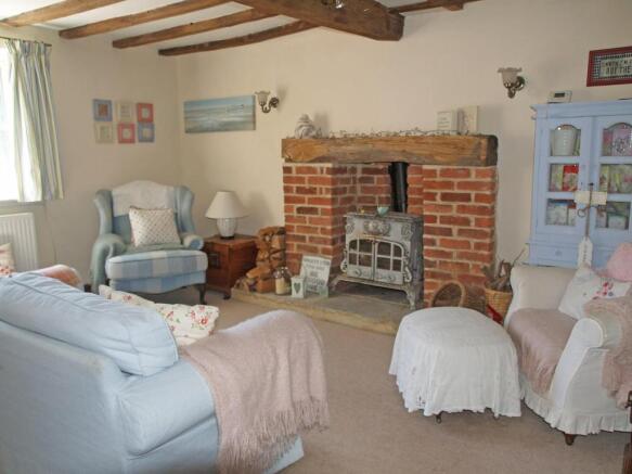 20 Worcester Road - Lounge 1.jpg