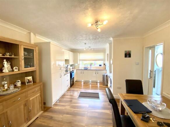 KITCHEN/DINING ROOM