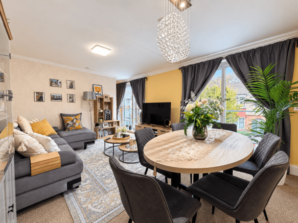 Spacious Mid Floor Apartment for Rent in N4