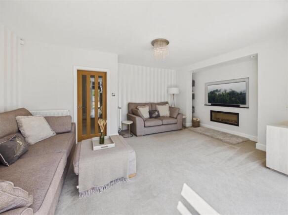 5 bed Detached for sale Image 5