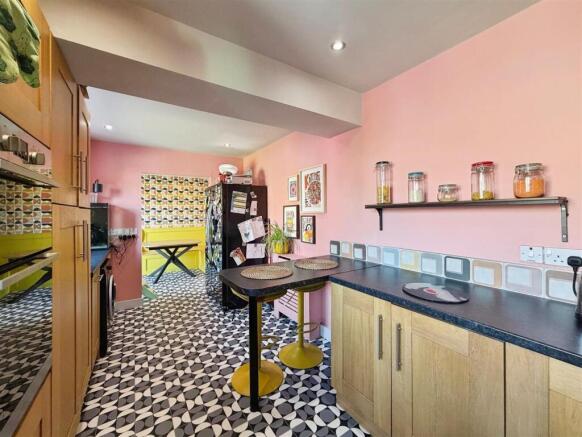 4 bed Semi-Detached for sale Image 8