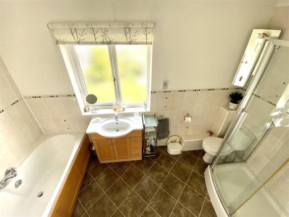 PRINCIPAL BATHROOM
