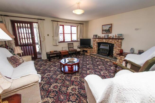 LIVING ROOM.jpg