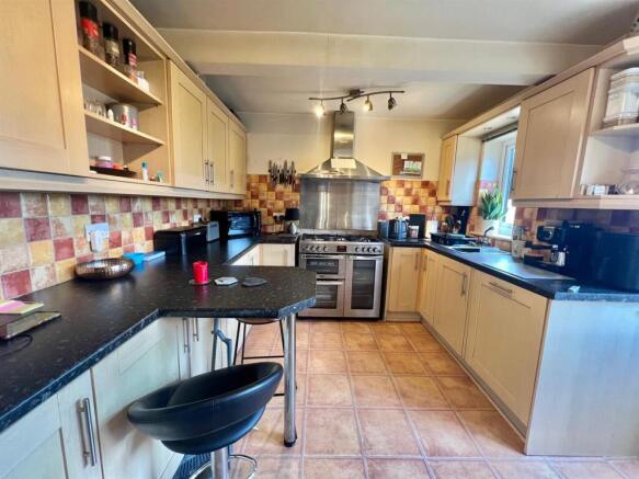 4 bed House for sale Image 7