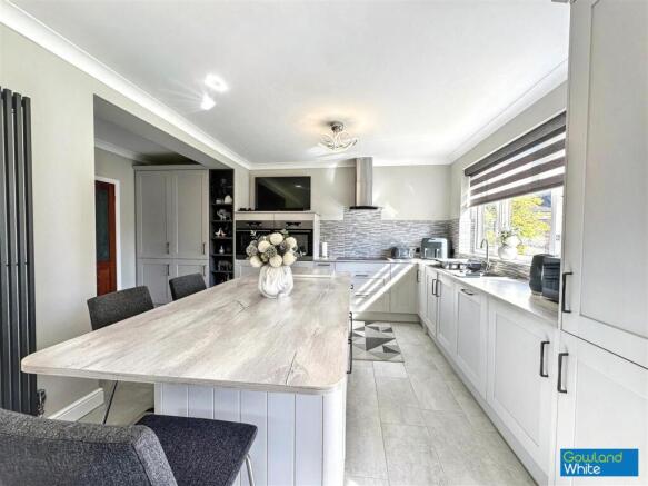 4 bed Detached for sale Image 8