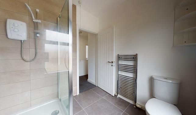 4 bed House to rent Image 8