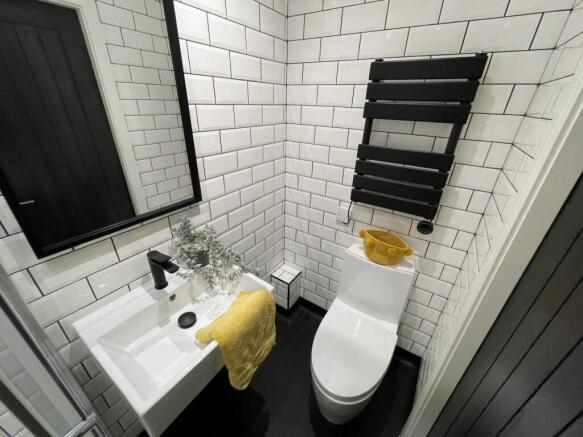 Studio 5 bathroom la