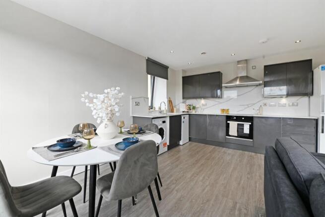 4 bed Apartment to rent Image 5