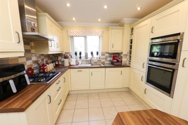 4 bed House for sale Image 9