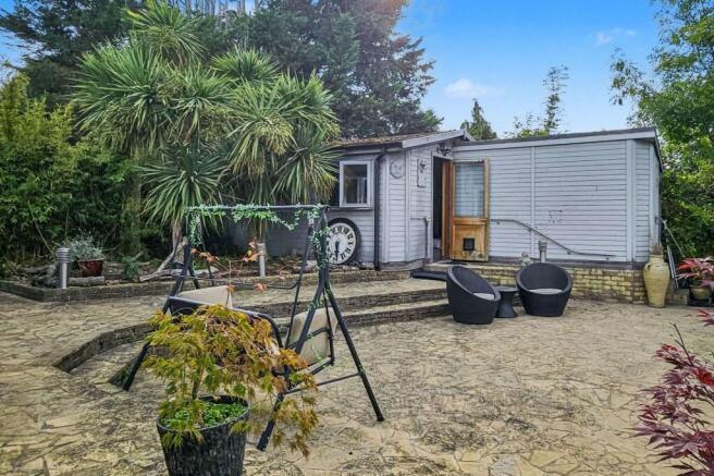 10 Taggs Island, Hampton Court, TW12 2HA