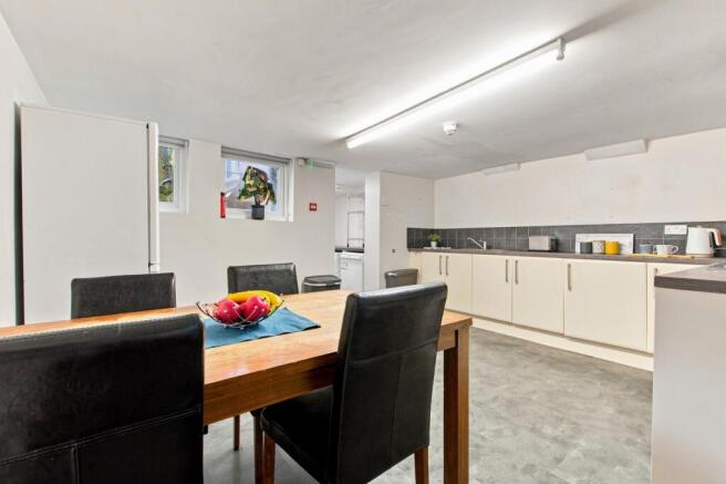 5 bed House to rent Image 5