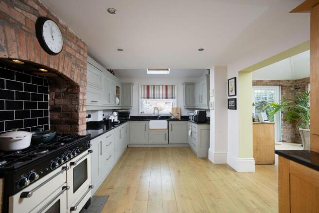 4 bed Detached for sale Image 7