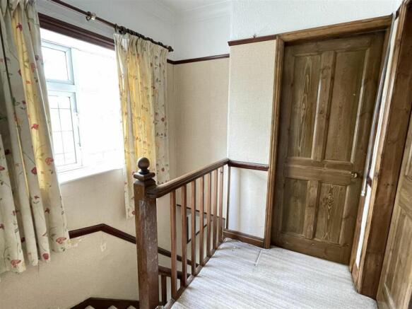FIRST FLOOR LANDING