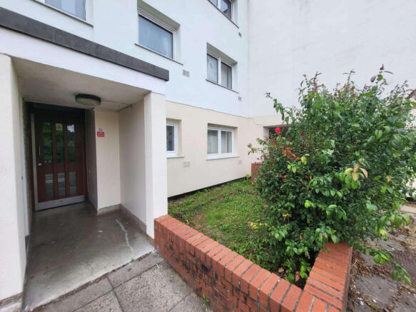 Spacious 2 Bedroom Ground Floor Apartment with St