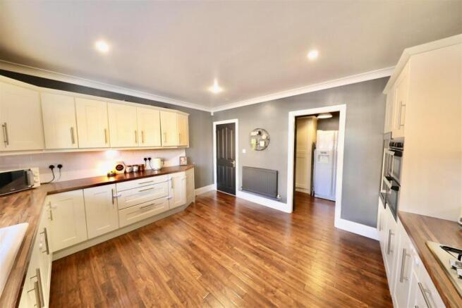 6 bed Detached for sale Image 7