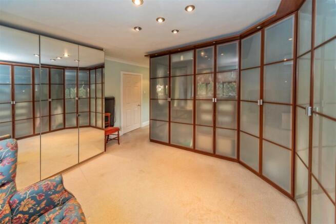 EN-SUITE DRESSING ROOM