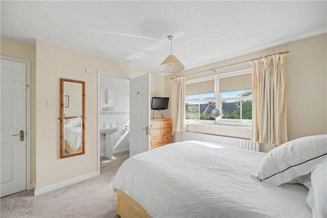 4 bed Detached for sale Image 9