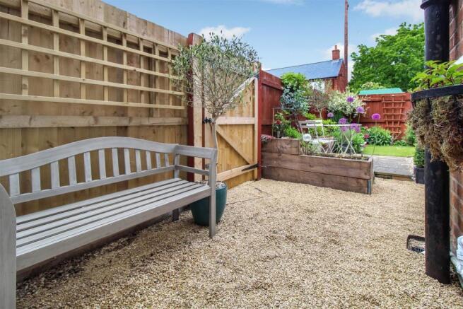 Garden seatinng.jpg