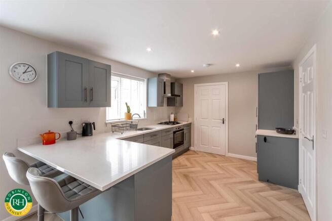 5 bed Detached for sale Image 3