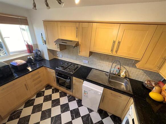 FITTED KITCHEN