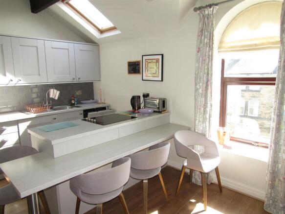 2 bed Apartment to rent Image 4