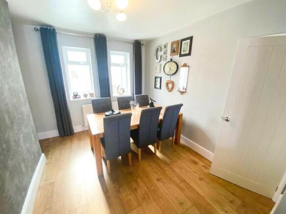 4 bed Semi-Detached for sale Image 6
