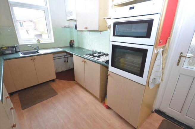 FITTED KITCHEN