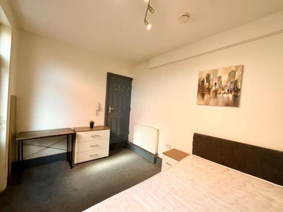 5 bed Terraced to rent Image 4