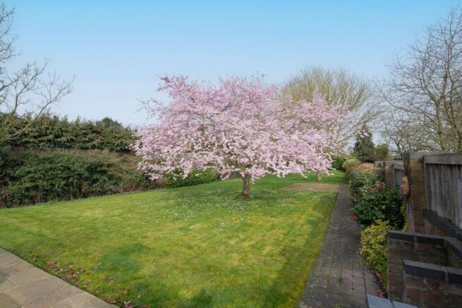 5 bed Detached for sale Image 9