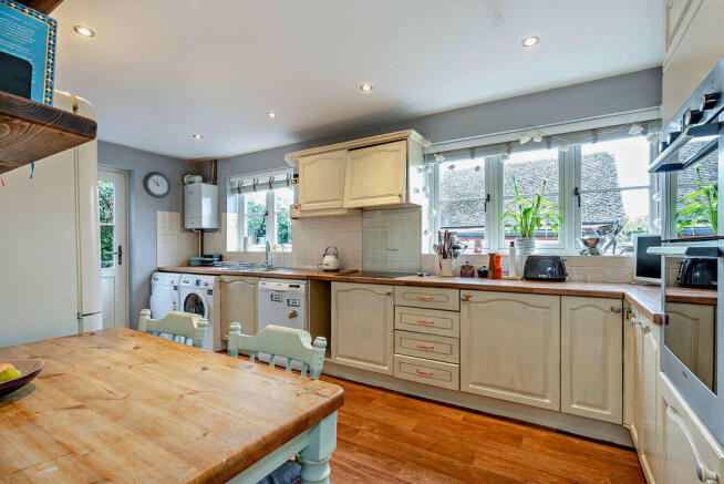 8587691-interior1...