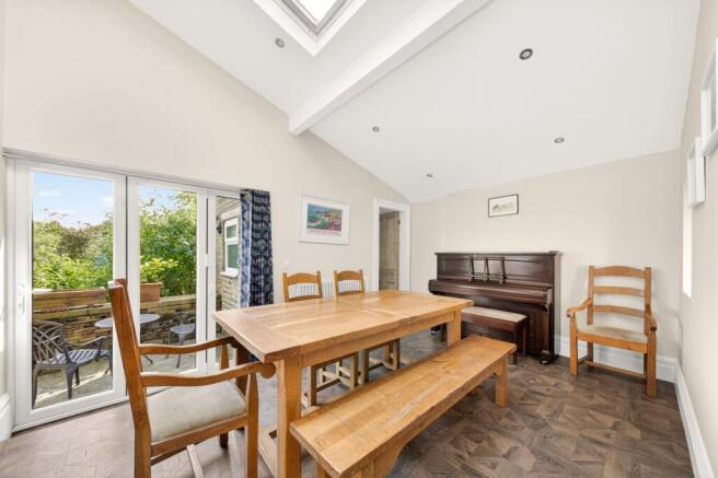 5 bed Detached for sale Image 7