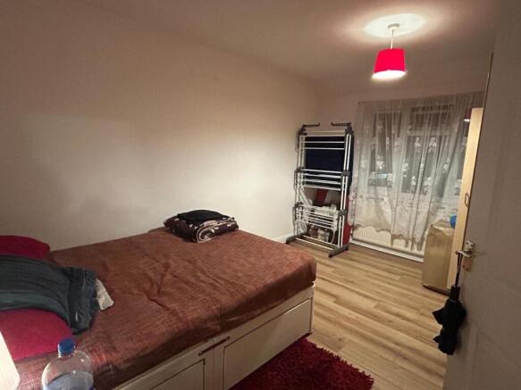 Well-kept double bedroom with a comfortable dou...