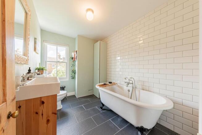 Bathroom W.C (1)