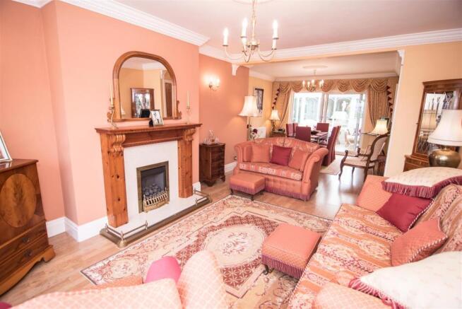 LIVING/ DINING ROOM