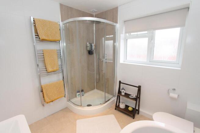 BATHROOM3.JPG
