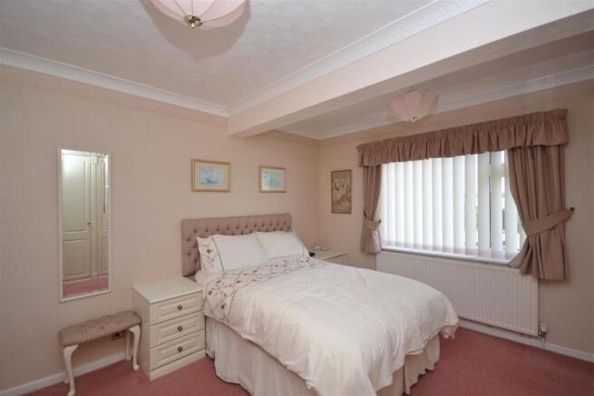 18elmwoodavenueBEDROOM1VIEW2.JPG