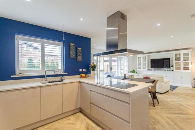 Breakfast Kitchen, Dining Area & Family Room